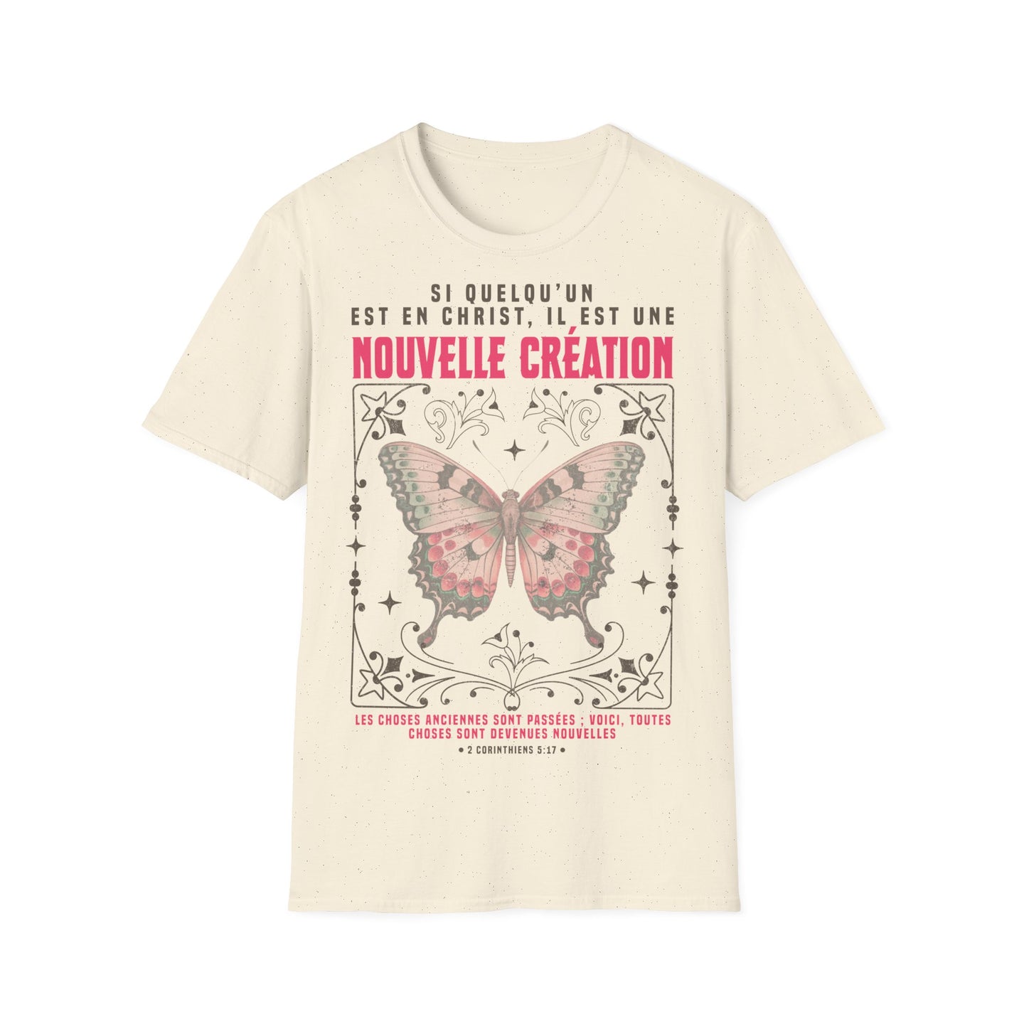 T-shirt beige en coton avec un papillon et le verset biblique 2 Corinthiens 5:17 imprimé.