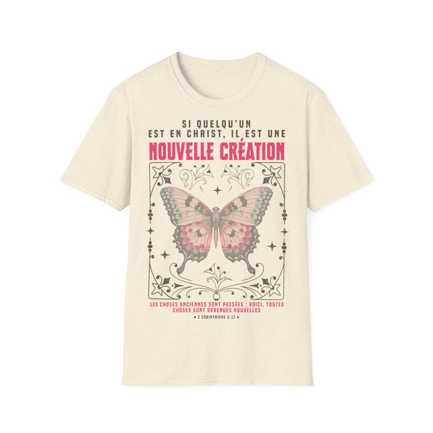 T-shirt beige en coton avec un papillon et le verset biblique 2 Corinthiens 5:17 imprimé.
