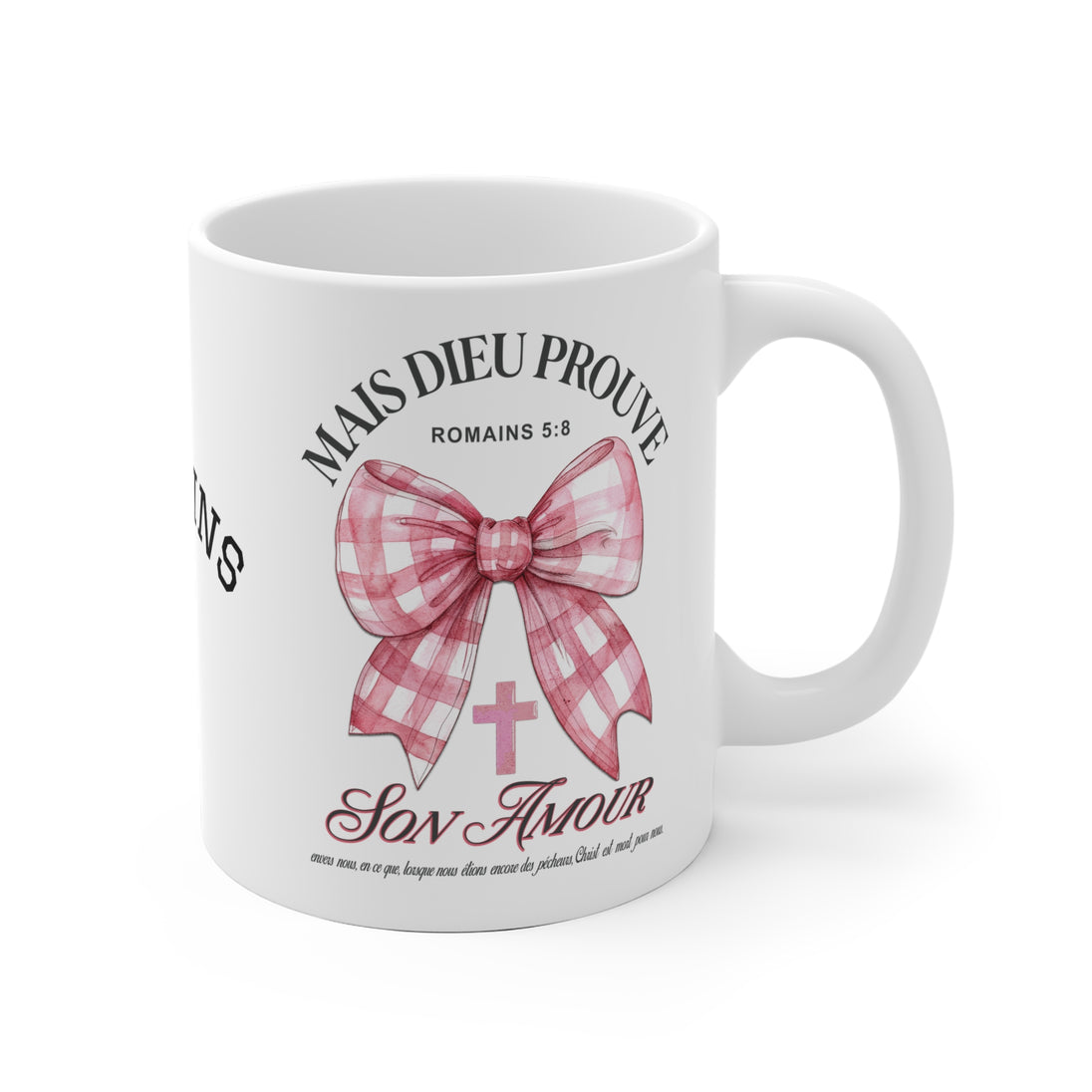 Mug blanc en céramique orné d'un nœud rose à carreaux et du verset biblique Romains 5:8.