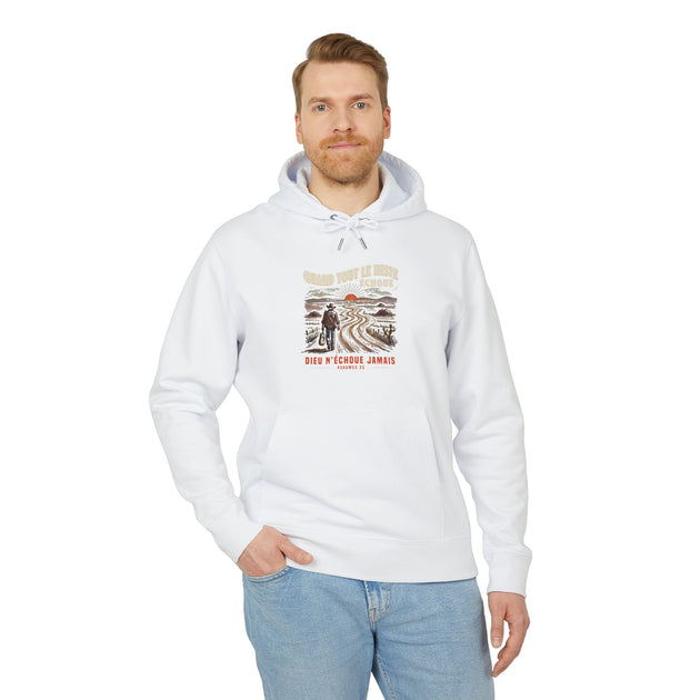 Homme portant un sweat à capuche blanc avec illustration chrétienne et texte en français.