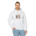 Homme portant un sweat à capuche blanc avec illustration chrétienne et texte en français.