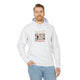 Homme portant un sweat à capuche blanc avec illustration chrétienne et texte en français.
