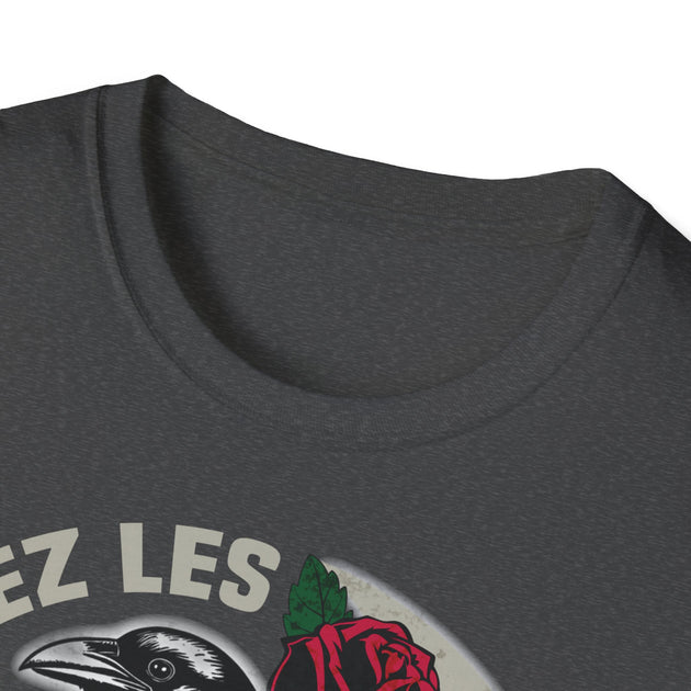 T-shirt gris en coton avec un motif illustrant un corbeau et une rose.