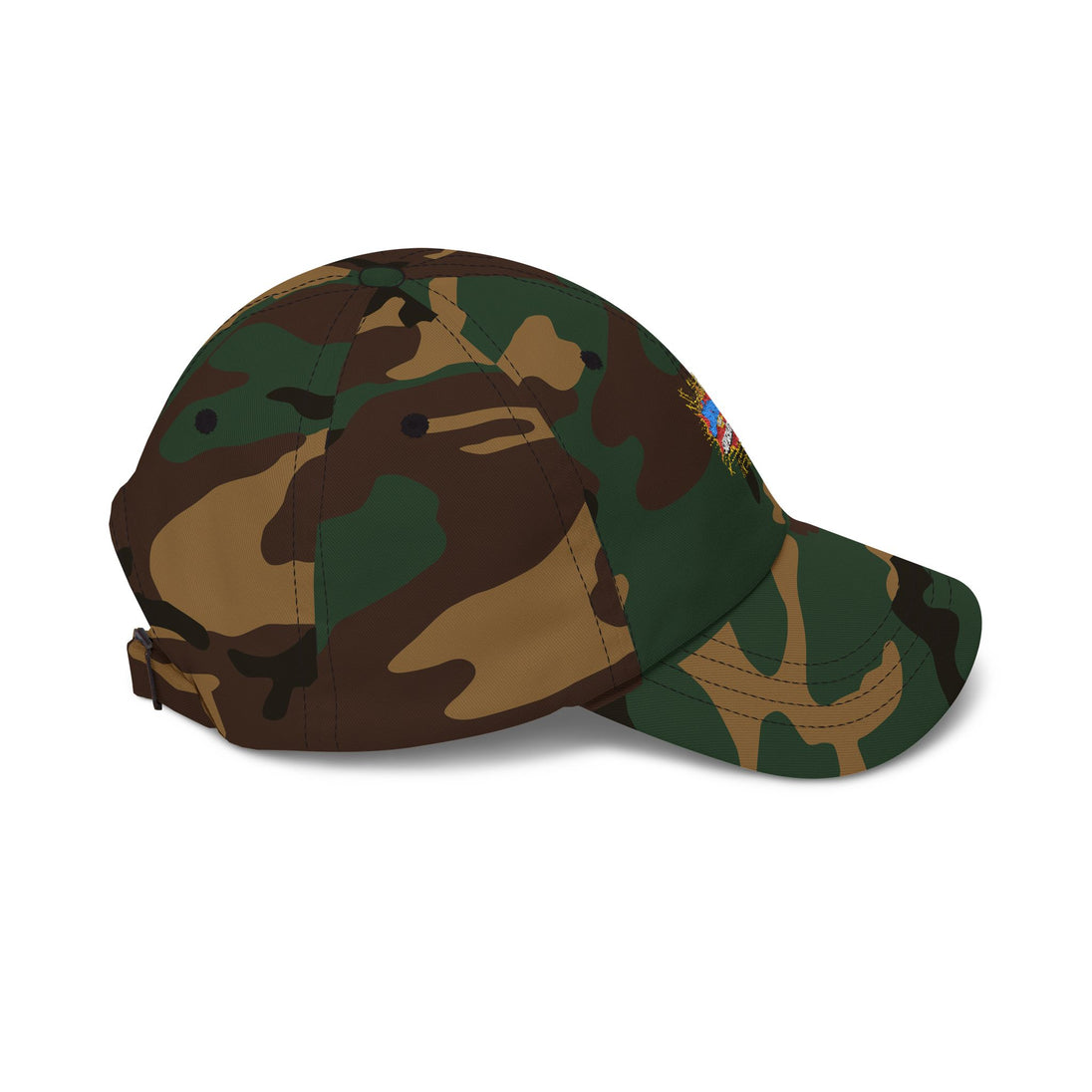 Casquette en coton à motif camouflage avec un écusson brodé sur le côté.