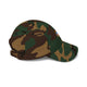Casquette en coton à motif camouflage avec un écusson brodé sur le côté.