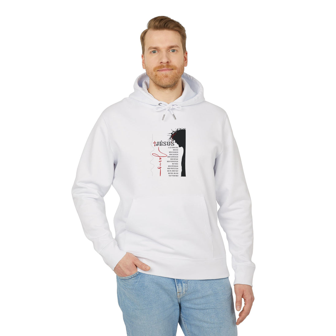Un homme porte un sweat à capuche blanc avec une illustration religieuse sur la poitrine.