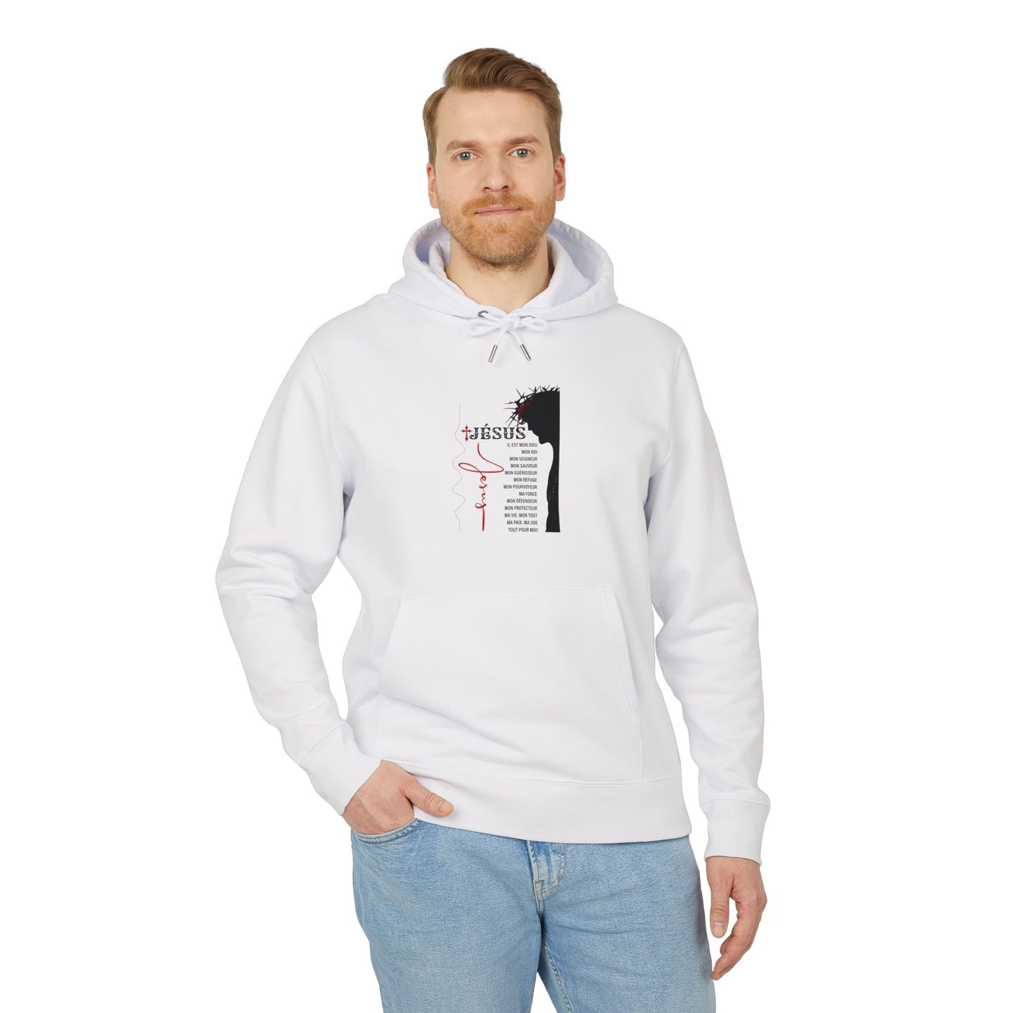 Un homme porte un sweat à capuche blanc avec une illustration religieuse sur la poitrine.