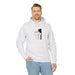 Un homme porte un sweat à capuche blanc avec une illustration religieuse sur la poitrine.