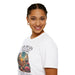 Une femme porte un t-shirt blanc avec une illustration de cactus et un texte religieux en français.