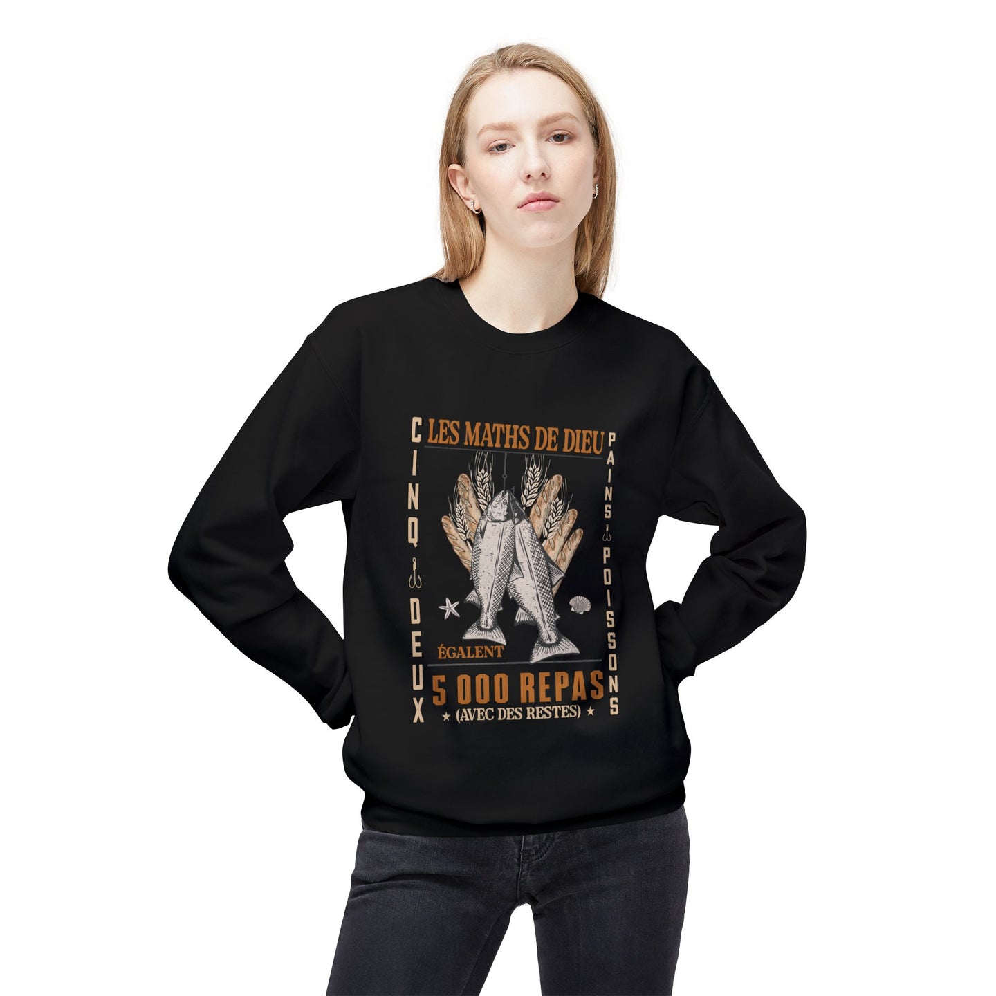 Une femme porte un sweatshirt noir avec une illustration de poissons et pains et le texte Les Maths de Dieu.
