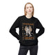 Une femme porte un sweatshirt noir avec une illustration de poissons et pains et le texte Les Maths de Dieu.