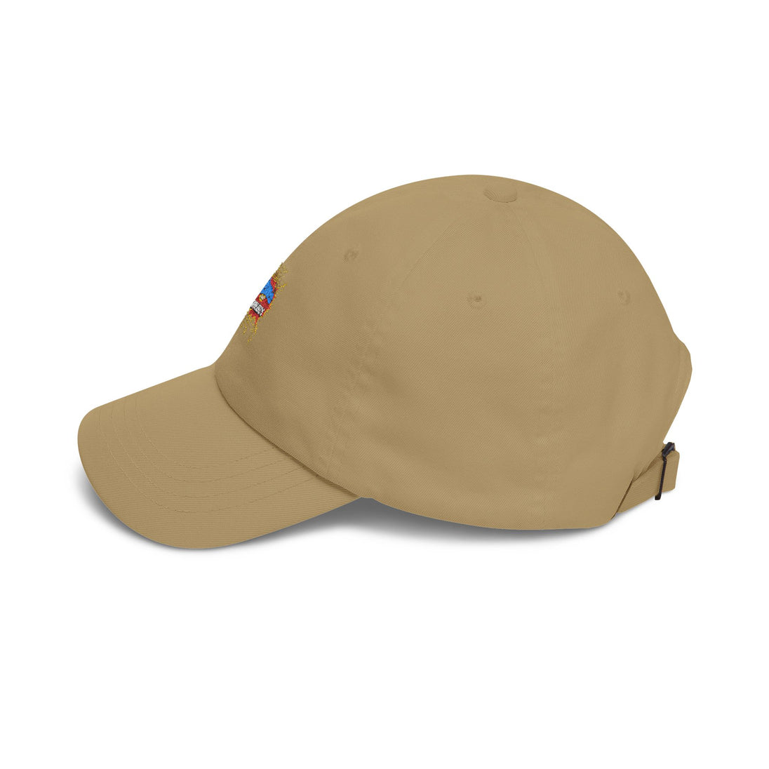 Casquette beige en coton avec un écusson brodé coloré sur le côté.