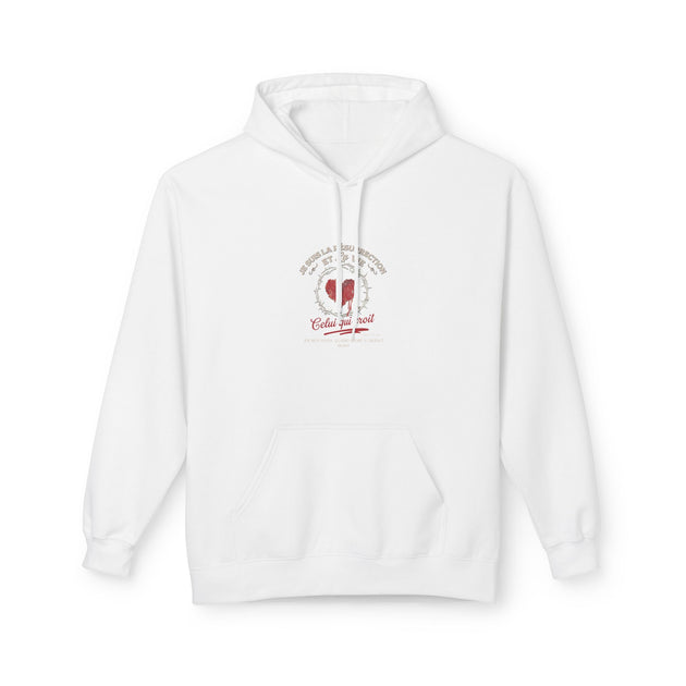 Sweat à capuche blanc pour homme avec un motif religieux centré sur la poitrine.