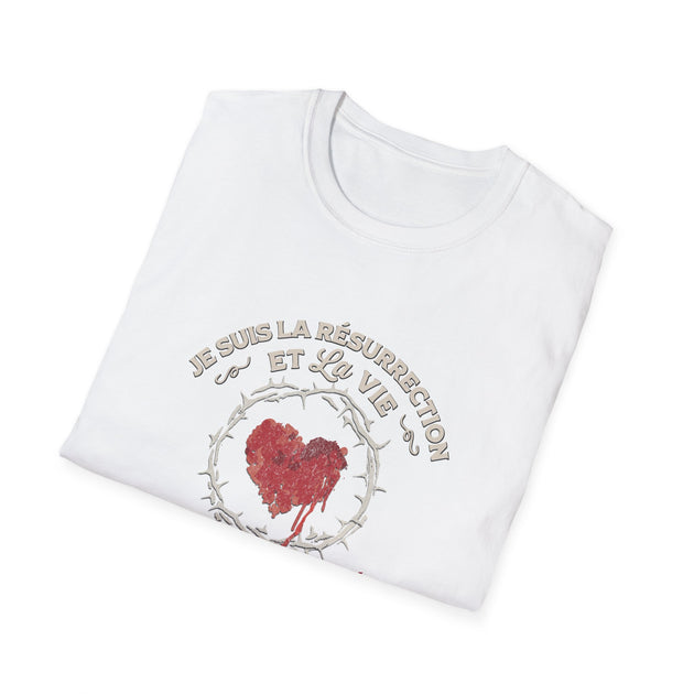 T-shirt blanc plié avec un motif de cœur entouré d'une couronne d'épines et une inscription.