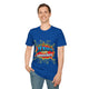 Un homme porte un t-shirt bleu avec l'inscription Jésus est mon superhéros en style pop-art.