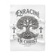Couverture blanche en polaire avec un motif d'arbre de vie et le texte Enraciné en Christ.
