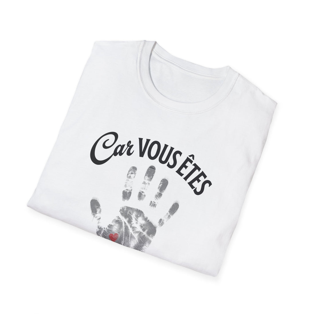T-shirt blanc plié avec l'inscription Car vous êtes et une empreinte de main grise avec un cœur.