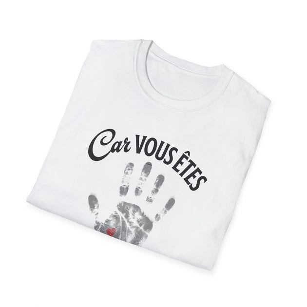 T-shirt blanc plié avec l'inscription Car vous êtes et une empreinte de main grise avec un cœur.