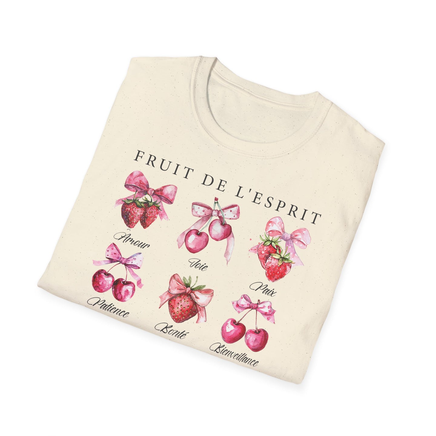 T-shirt beige plié orné d'illustrations aquarelles de fruits et de mots inspirants.