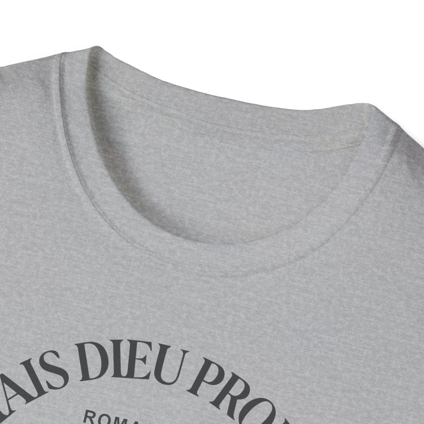 T-shirt gris à col rond avec l'inscription Mais Dieu prouve son amour imprimée en noir.