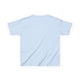 T-shirt pour enfant de couleur bleu clair, présenté de dos sur un fond blanc.