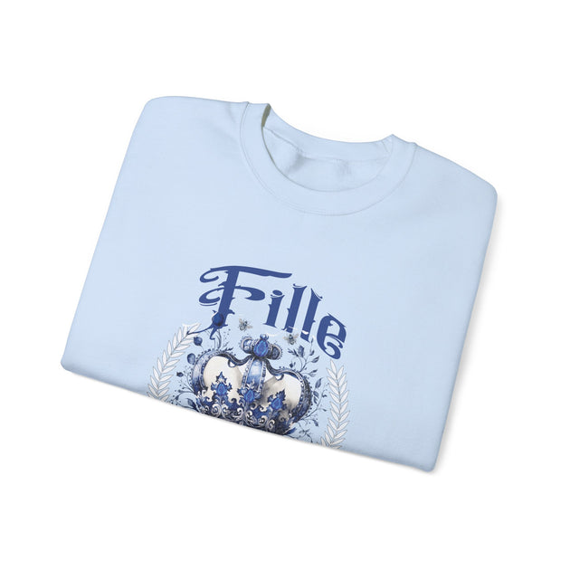 Sweat-shirt bleu clair plié avec l'inscription Fille et une illustration de couronne royale.