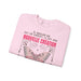 Sweat-shirt rose plié avec un papillon et le texte Si quelqu'un est en Christ, il est une création.
