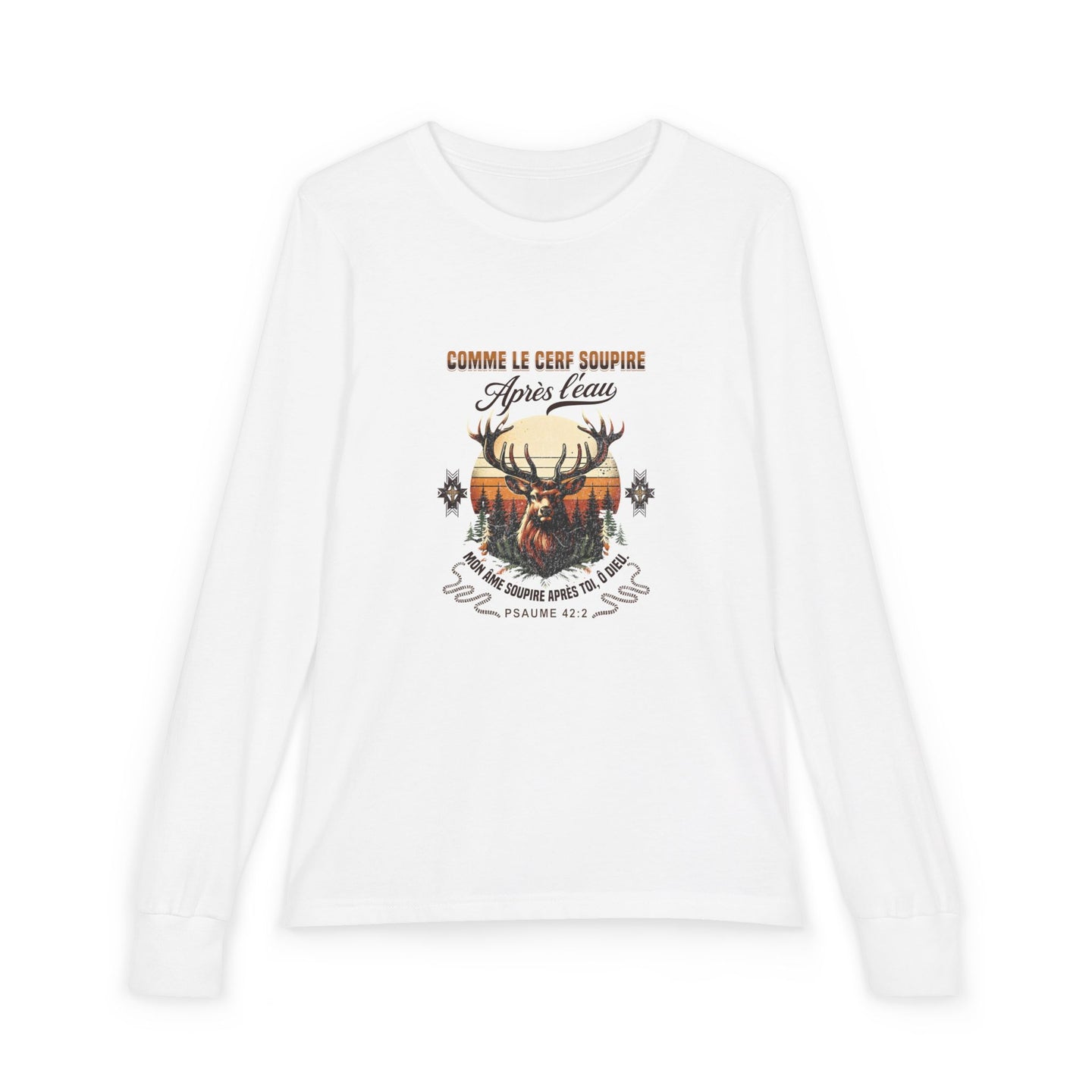 T-shirt blanc à manches longues pour enfant avec un motif de cerf et un texte religieux.