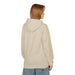 Une femme porte un sweat à capuche beige uni avec une coupe décontractée vue de dos.