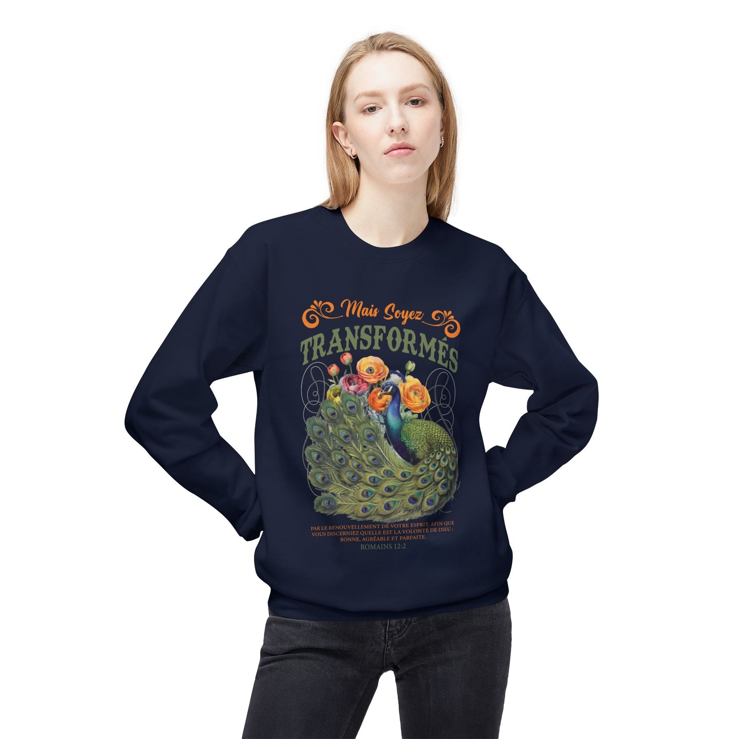 Une femme porte un sweat-shirt bleu marine avec un motif de paon et un texte religieux en français.