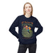 Une femme porte un sweat-shirt bleu marine avec un motif de paon et un texte religieux en français.