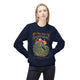 Une femme porte un sweat-shirt bleu marine avec un motif de paon et un texte religieux en français.
