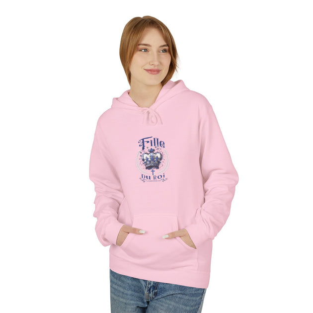 Une femme porte un sweat à capuche rose avec l'inscription Fille du Roi et une couronne.