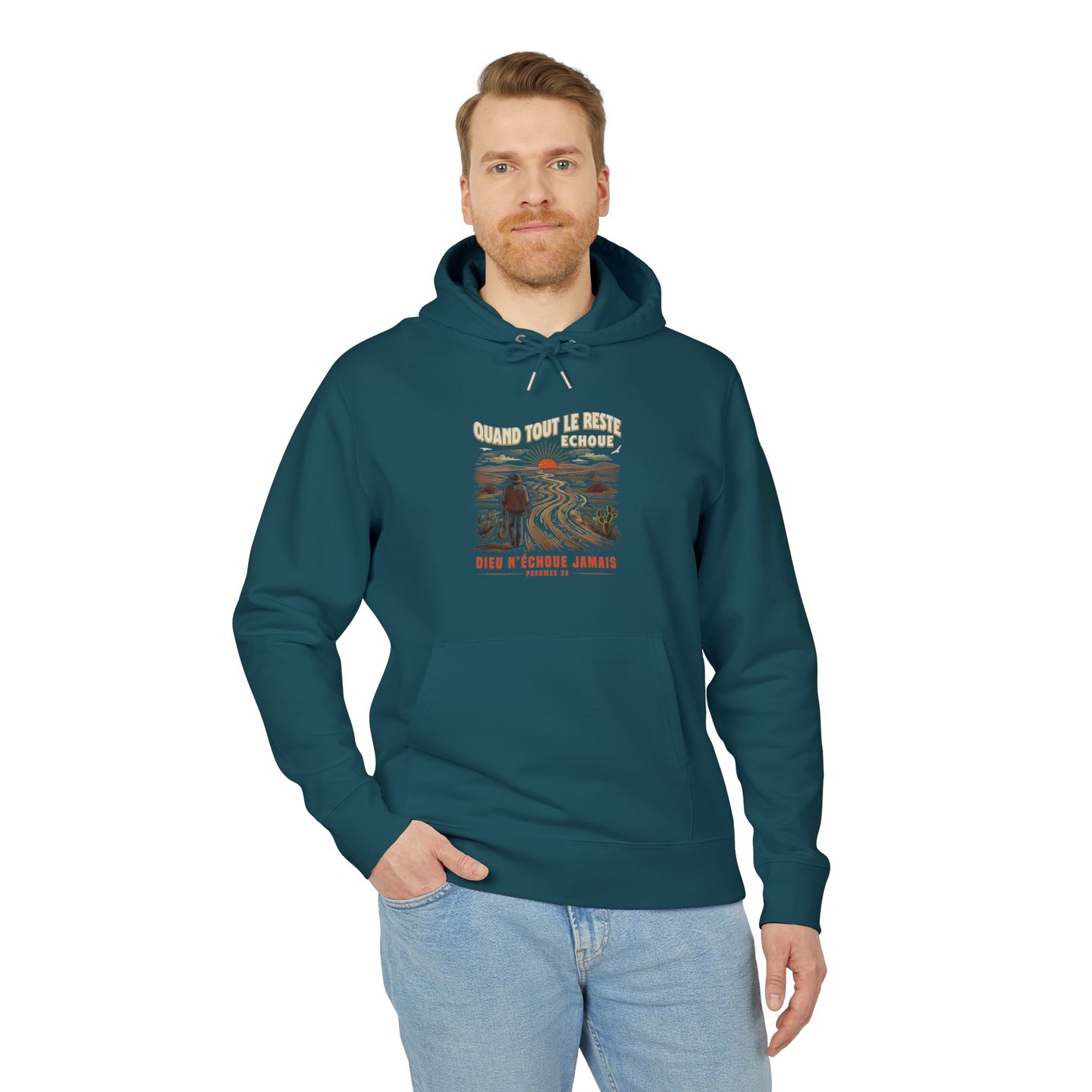 Un homme porte un sweat à capuche bleu pétrole avec une illustration de paysage et du texte.