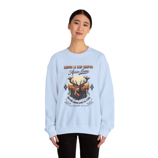 Une femme porte un sweat-shirt blanc avec une illustration de cerf et le texte du Psaume 42:2.