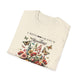 T-shirt beige plié avec une illustration de fleurs et de papillons et le texte Créée de façon.