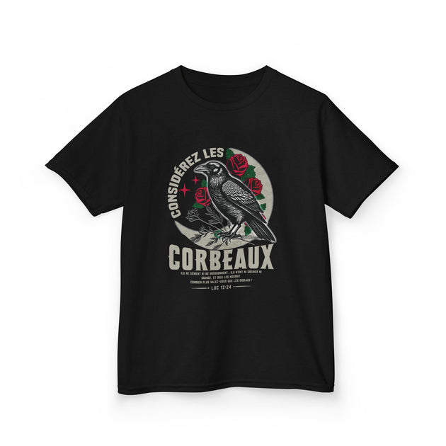 T-shirt noir pour enfant avec une illustration de corbeau, de roses et un texte biblique.