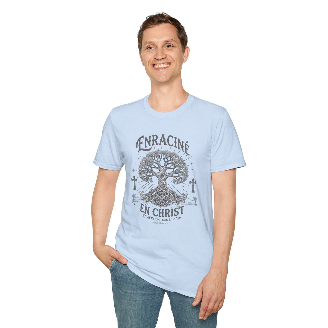 Un homme porte un t-shirt bleu clair avec un motif d'arbre et l'inscription Enraciné en Christ.