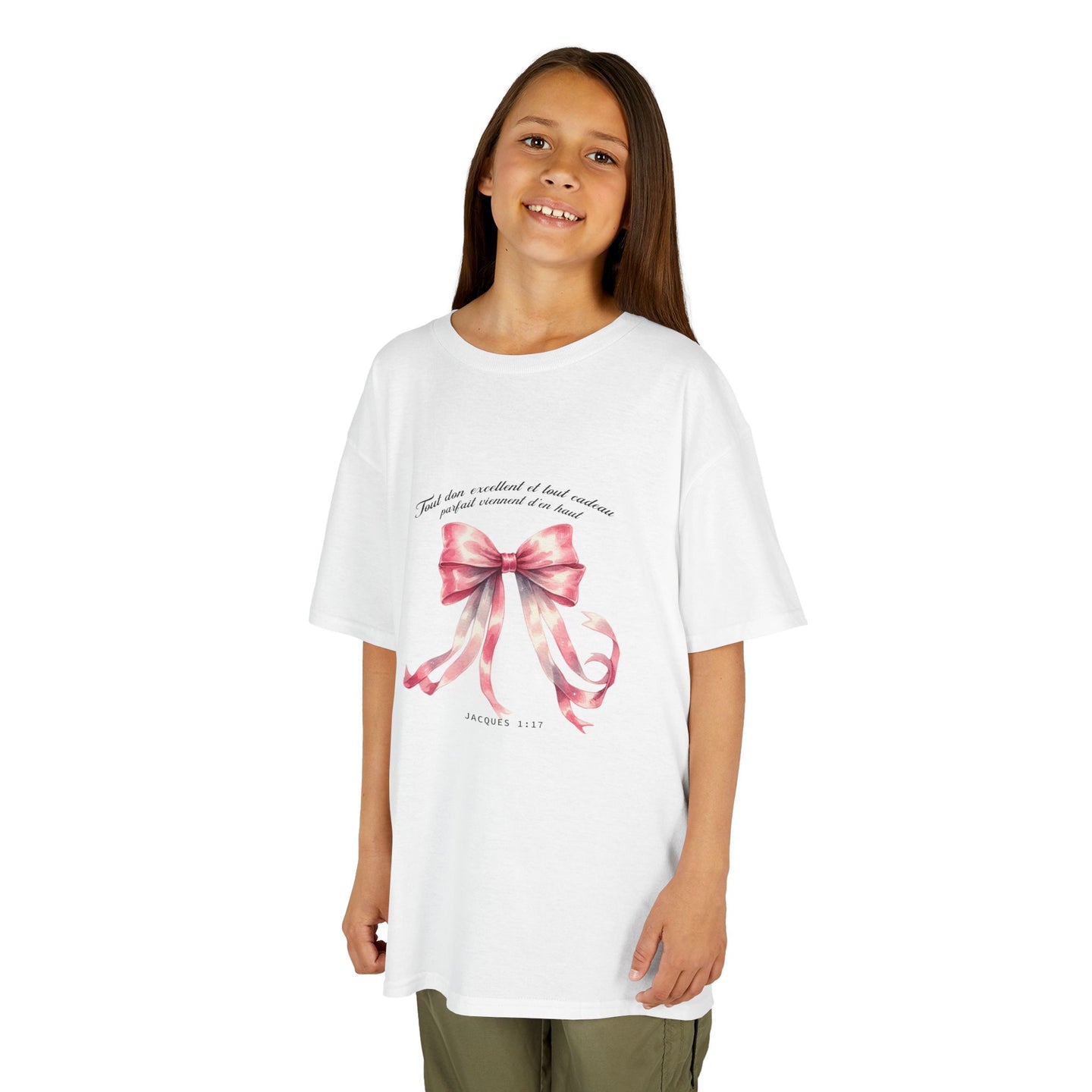 T-shirt blanc enfant avec nœud aquarelle rose et texte biblique Jacques 1:17.