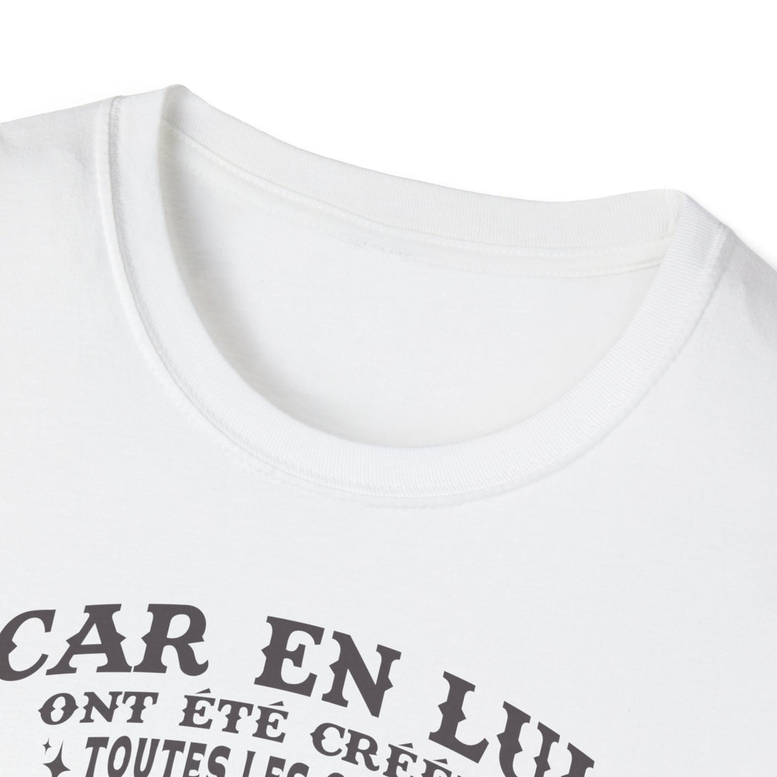 T-shirt blanc à col rond pour femme avec une inscription imprimée en noir sur la poitrine.