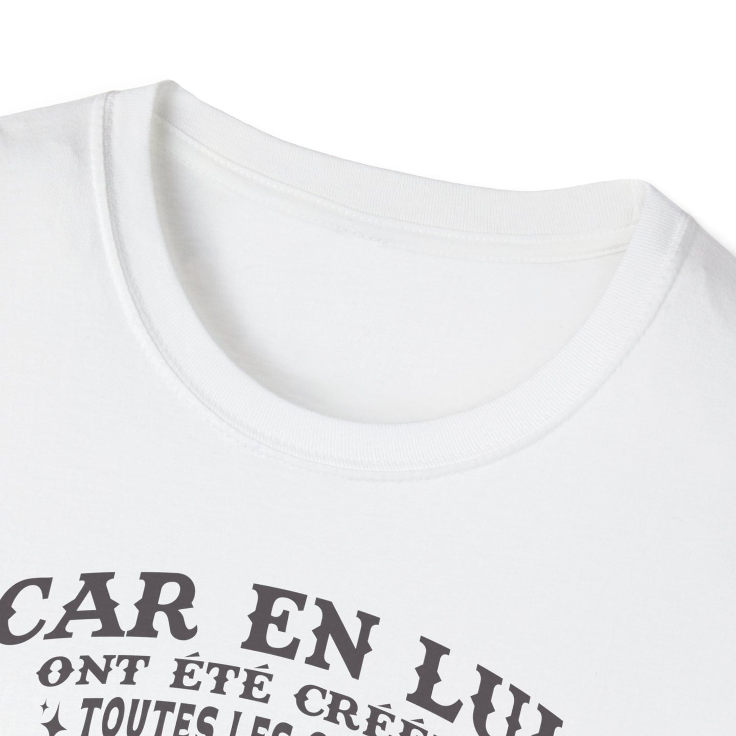 T-shirt blanc à col rond pour femme avec une inscription imprimée en noir sur la poitrine.