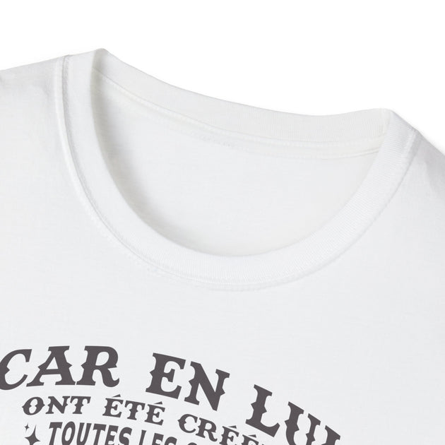 T-shirt blanc à col rond pour femme avec une inscription imprimée en noir sur la poitrine.