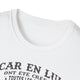 T-shirt blanc à col rond pour femme avec une inscription imprimée en noir sur la poitrine.