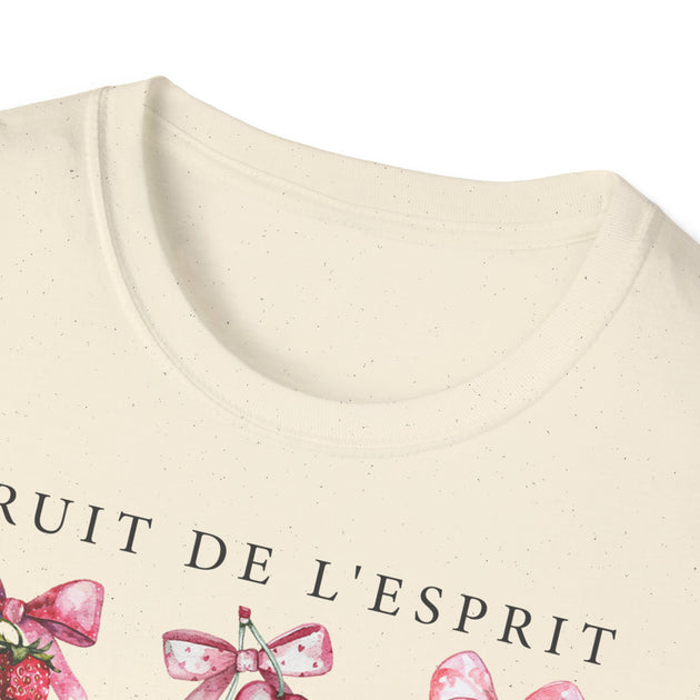 T-shirt beige chiné à col rond avec l'inscription Fruit de l'Esprit et des motifs de cerises.