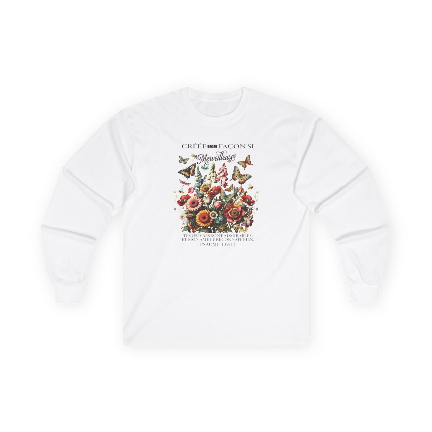 T-shirt blanc à manches longues pour femme avec un motif floral et des papillons imprimé au centre.