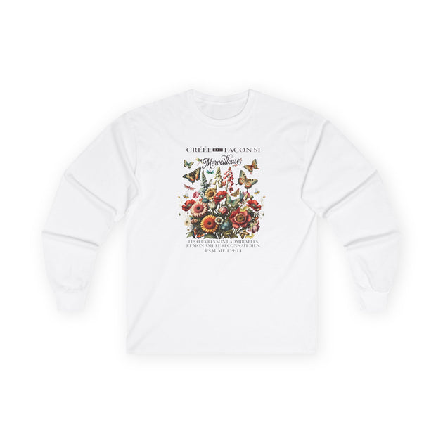 T-shirt blanc à manches longues pour femme avec un motif floral et des papillons imprimé au centre.