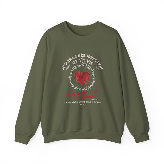 Sweat-shirt vert olive pour femme avec un motif de cœur couronné d'épines et un texte religieux.