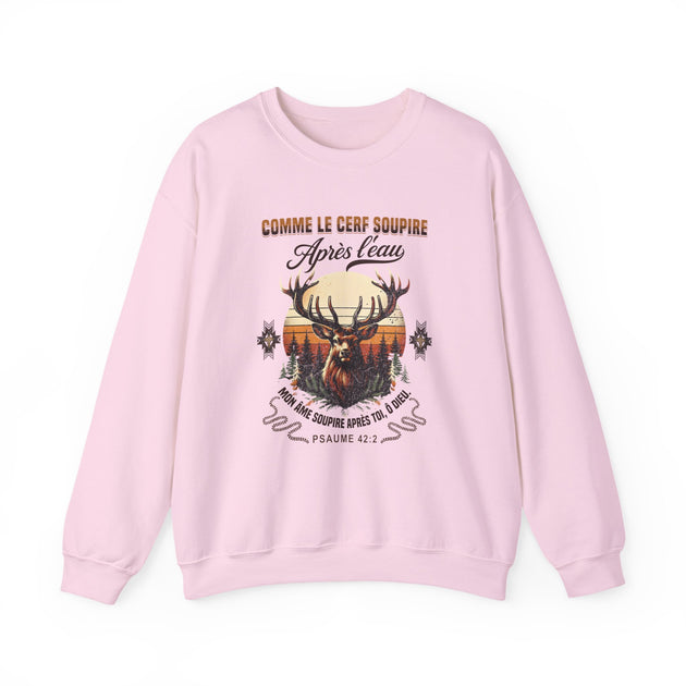 Sweat-shirt rose pâle pour femme avec une illustration de cerf et un verset biblique imprimés.