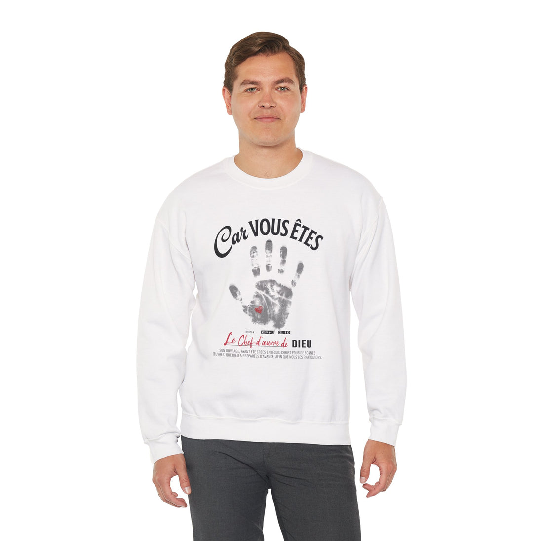 Sweatshirt blanc homme avec empreinte de main et texte biblique en français.