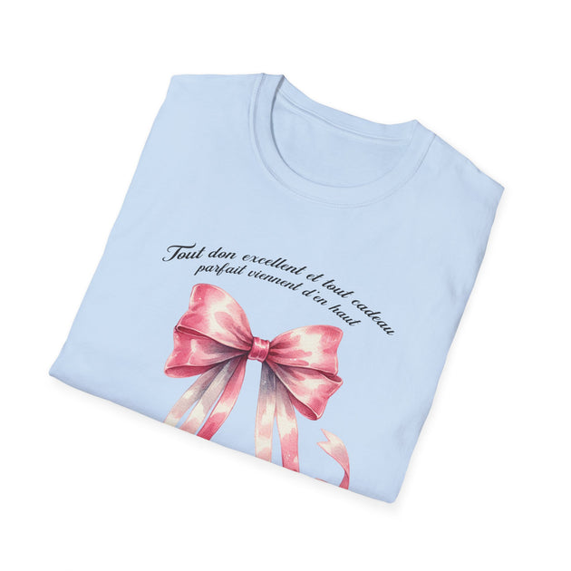 T-shirt bleu clair plié avec un nœud rose aquarelle et l'inscription Tout don excellent.